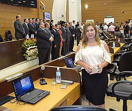 Eliane Rodrigues durante a solenidade de posse dos atuais vereadores (Foto: Facebook)